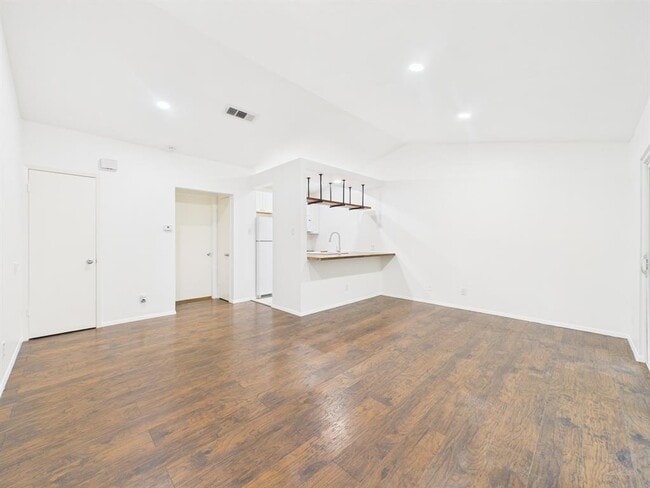 Building Photo - 1305 Hollow Creek Dr