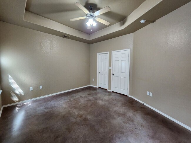 Building Photo - 3/2/1 Duplex w/ Stained Concrete Floors Th...