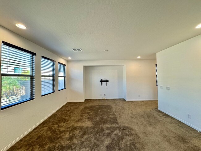 Building Photo - Newer Home with Gated Community Single Fam...