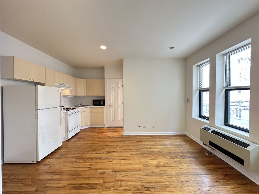 Building Photo - 909 W Dakin St