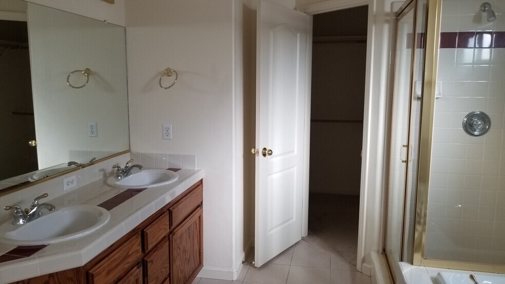 Master Bath with walk in closet - 7275 N Recreation Ave