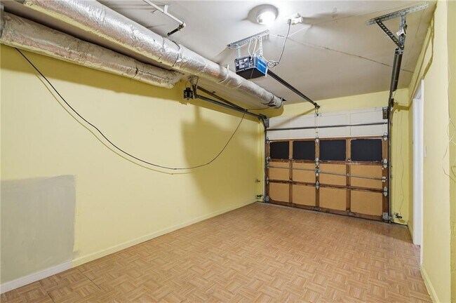 Building Photo - 856 St Charles Ave NE