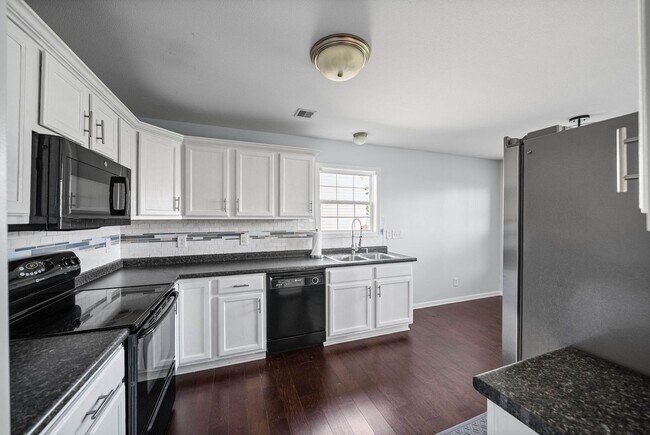 Building Photo - Pet Friendly Three Bedroom!