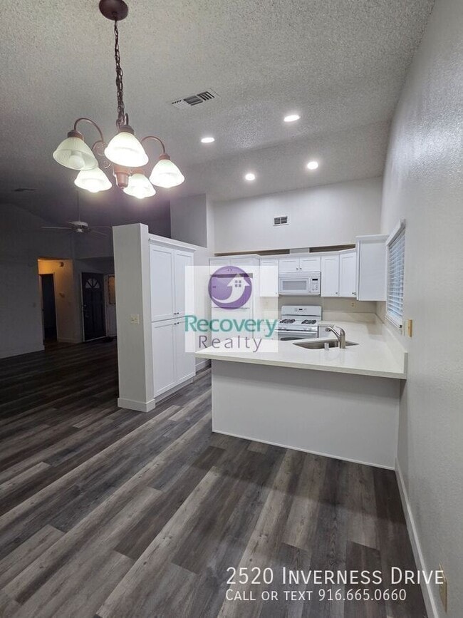 Building Photo - 2520 Inverness Dr