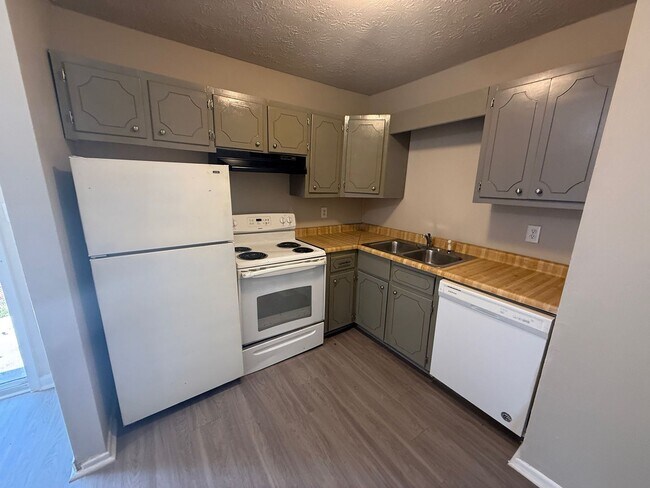 Building Photo - 255/257 Rustwood Dr