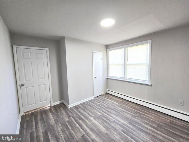 Building Photo - 5526 N Mascher St