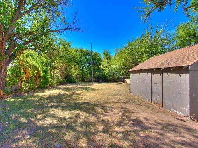 Building Photo - Charming 2 bed 1 bath home with many updates!
