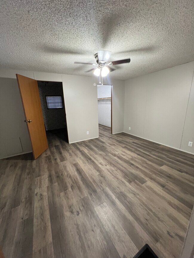 Building Photo - 15024 West Beaver Drive