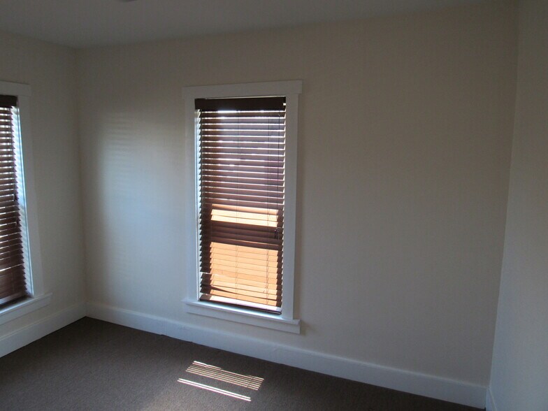 Building Photo - 132 Main St