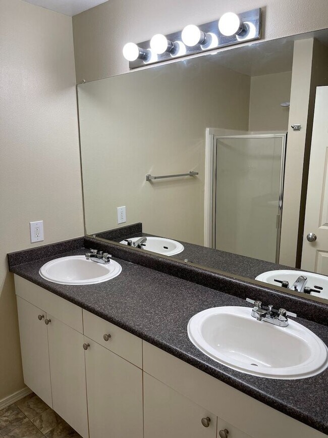 Building Photo - Extremely Gorgeous and Spacious 2 bedroom Condo