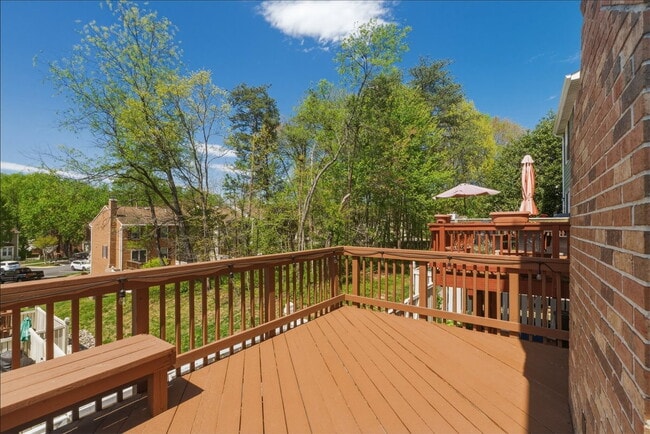 Building Photo - Updated 3BR / 2.5BA Townhome in Summit Chase – Over 1,900 Sq Ft with Deck & Fenced Patio!