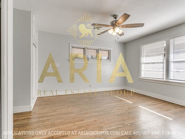 Building Photo - COMING SOON! 2 Bed/2 Bath Duplex Super Clo...