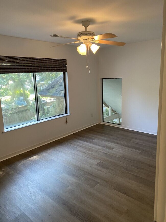 Building Photo - 3 bedroom / 2.5 bath Townhome – Spacious T...