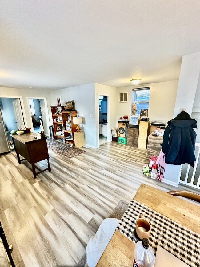 Building Photo - 920 W 35th Pl