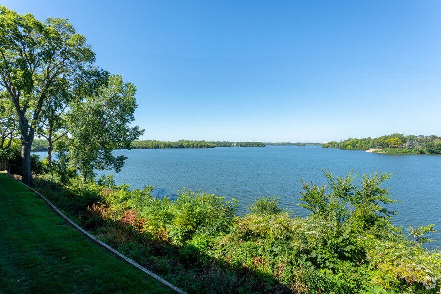 Building Photo - The Lake Shore Apartments