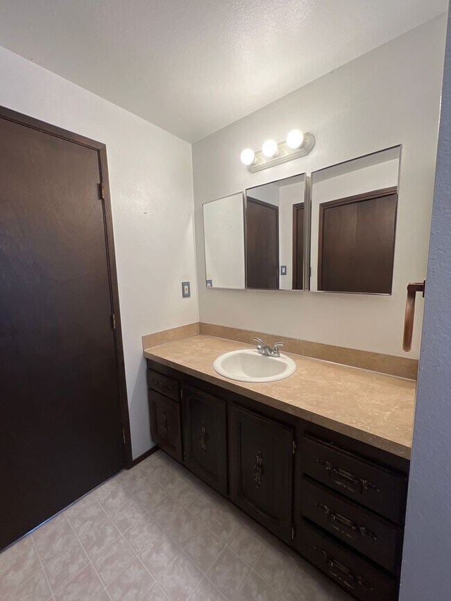 Building Photo - Near Chestnut Ave 3 br 1.5 ba all on one l...