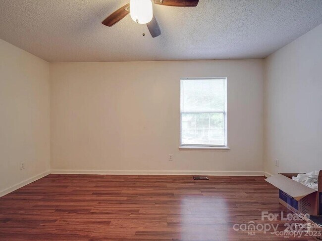 Building Photo - 4044 Briarhill Dr