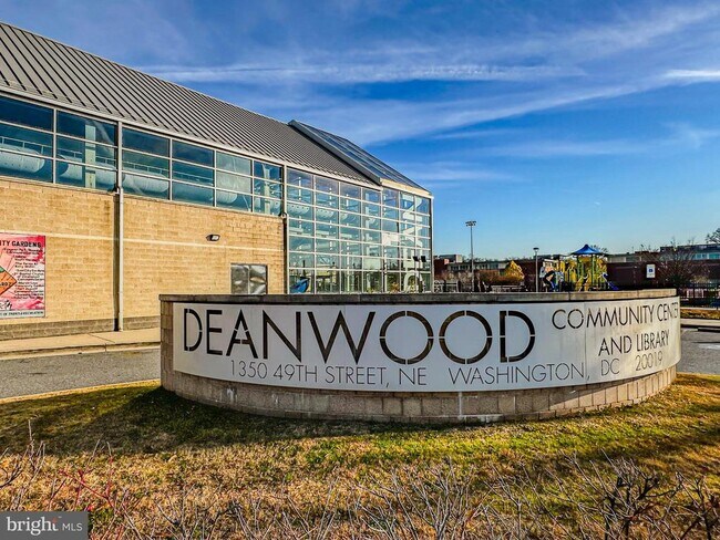 Building Photo - 4810 Quarles St NE