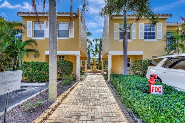 Building Photo - 1060 Lake Shore Dr