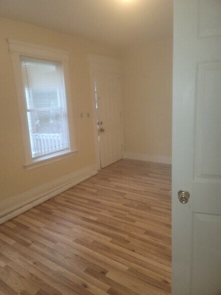 Living room - 154 Read St