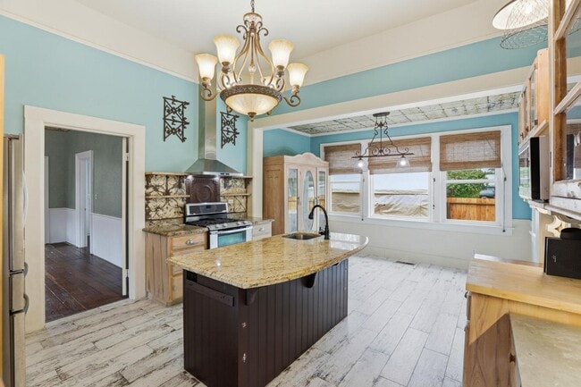 Building Photo - 482 South St