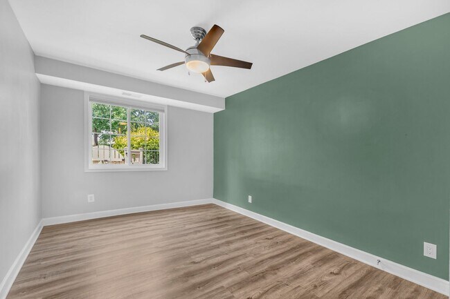 Building Photo - Large, Luxurious 2 Bedroom 2 Bath at Parkside at Alexandria