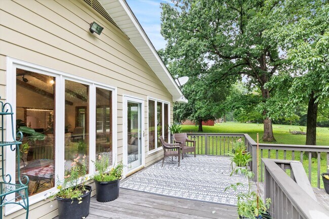 Building Photo - Country setting with City Convenience!