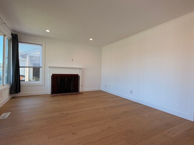Building Photo - Spacious 4 Bedroom/2Bathroom Home in South San Francisco!