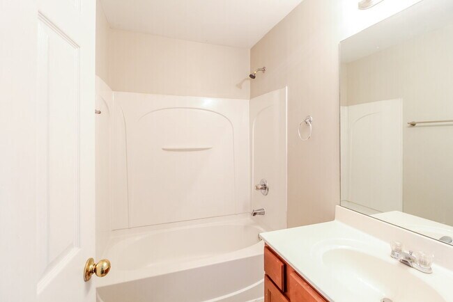Building Photo - 2447 Longmont Dr
