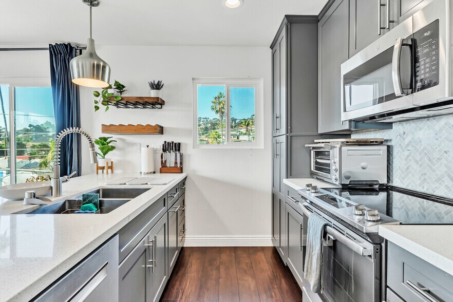 Kitchen - 5653 Riley St