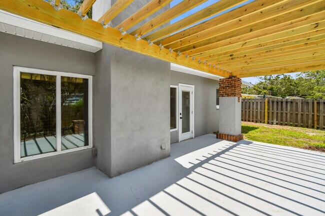 Building Photo - 528 Manor Dr