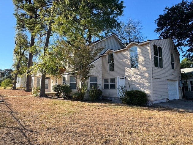 Building Photo - 627 W 2nd St