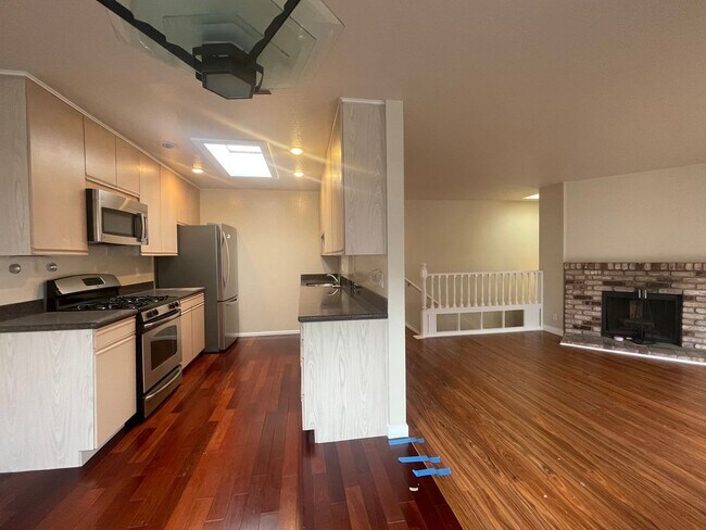 Building Photo - Newly Upgraded Spacious 3br with Decks, Laundry, Parking