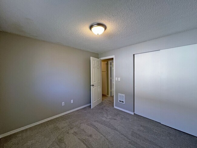 Building Photo - Charming Immaculate Three Bedroom Rambler in Tacoma
