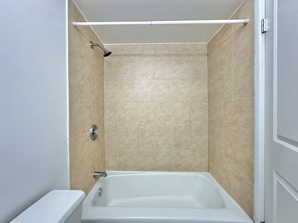 Building Photo - 6830 N Sheridan Rd