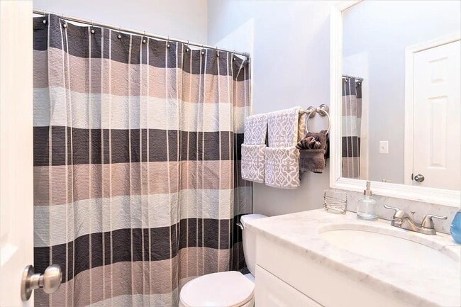 Building Photo - "Spacious 3-Bed, 3-Bath Urban Retreat in Vibrant Washington, DC Neighborhood!"