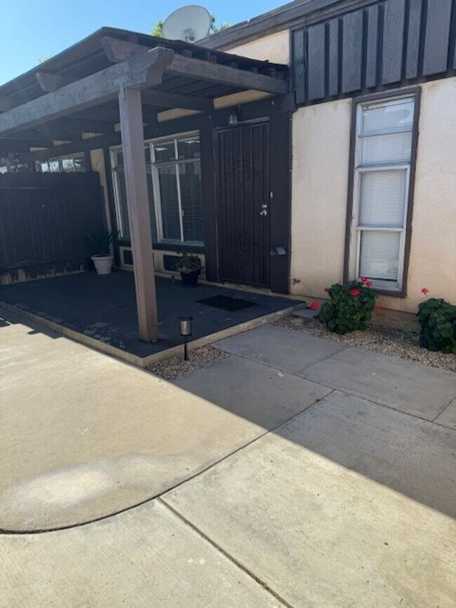 Building Photo - Sampson Ct #B