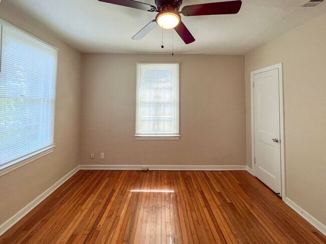 Building Photo - 2/2 House Walking Distance to Campus - Available Fall 2026! *Application Pending*