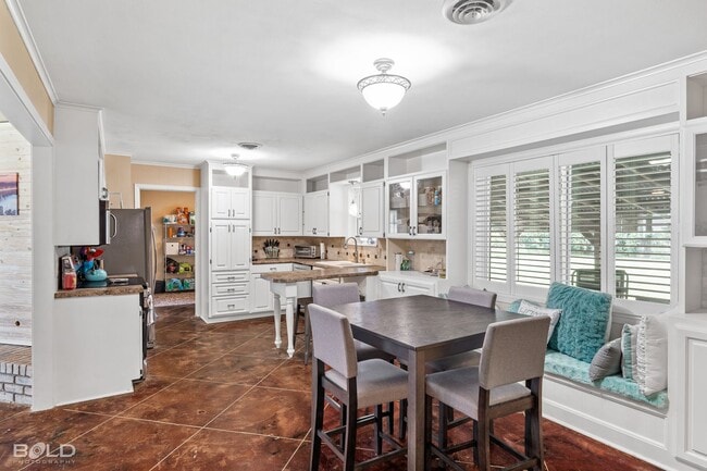 Building Photo - Adorable 3 bed 2 bath in Broadmoor Area!