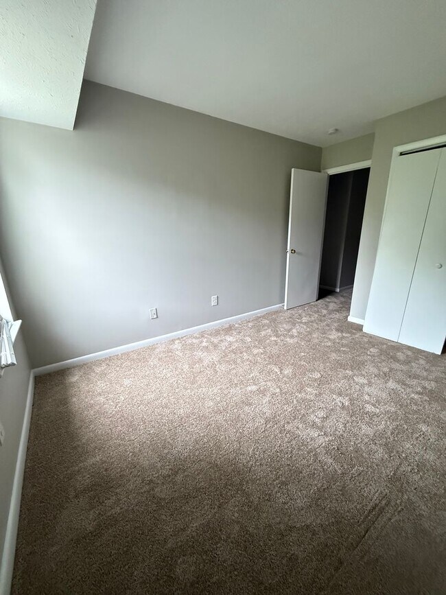 Building Photo - Beautiful Updated 3 Bedroom, 2 Bathroom To...