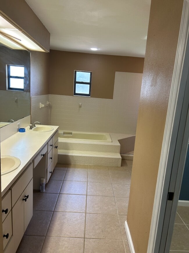 Building Photo - 2108 Jonathan Ln