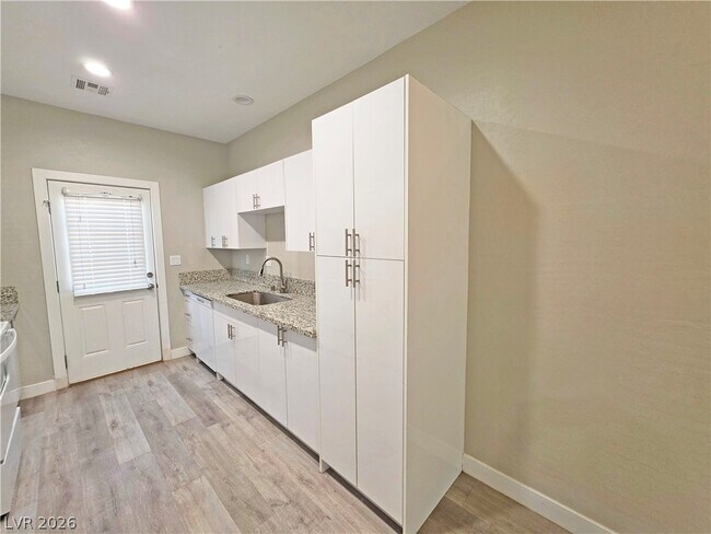 Building Photo - 1121 Sixshooter Ave