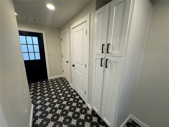 Building Photo - 716 N Madison St