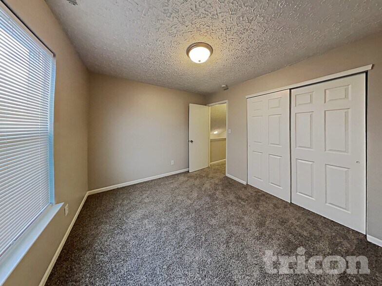Building Photo - 4475 Connaught Dr E