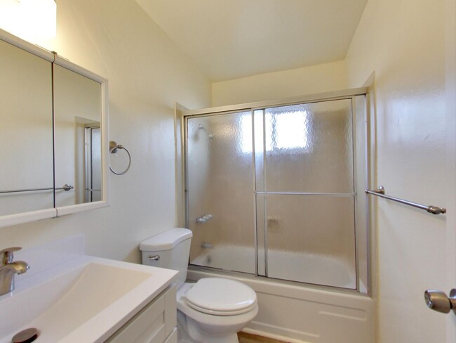 Building Photo - One Bedroom Apartment in Hayward Available...