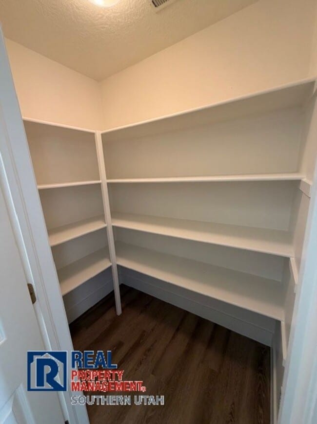 Building Photo - 2 Bedroom downtown