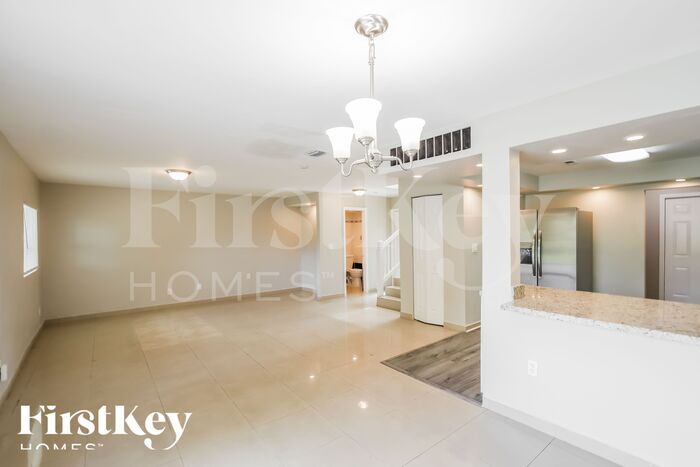 Building Photo - 6723 SW 140th Ave