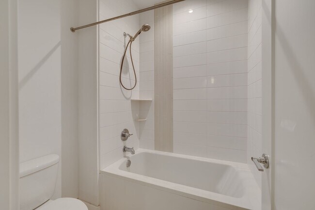 Building Photo - Modern Sammamish Townhome with Style, Spac...