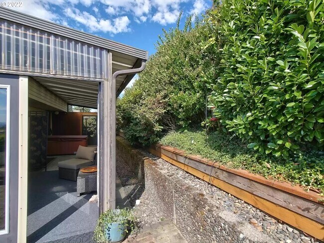 Building Photo - 6900 SE Riverside Dr