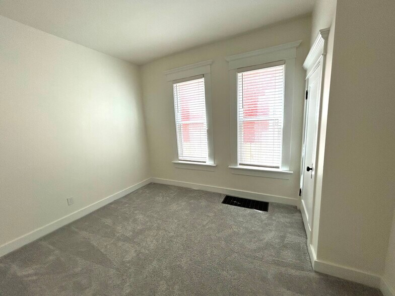 Building Photo - 437 Stoddart Ave